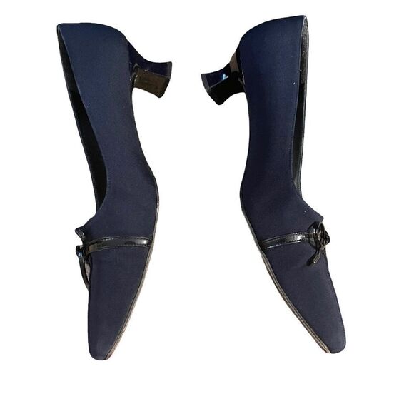Stuart
Weitzman Littlebow Navy Crepe Fabric Pumps 8B - Picture 3 of 5